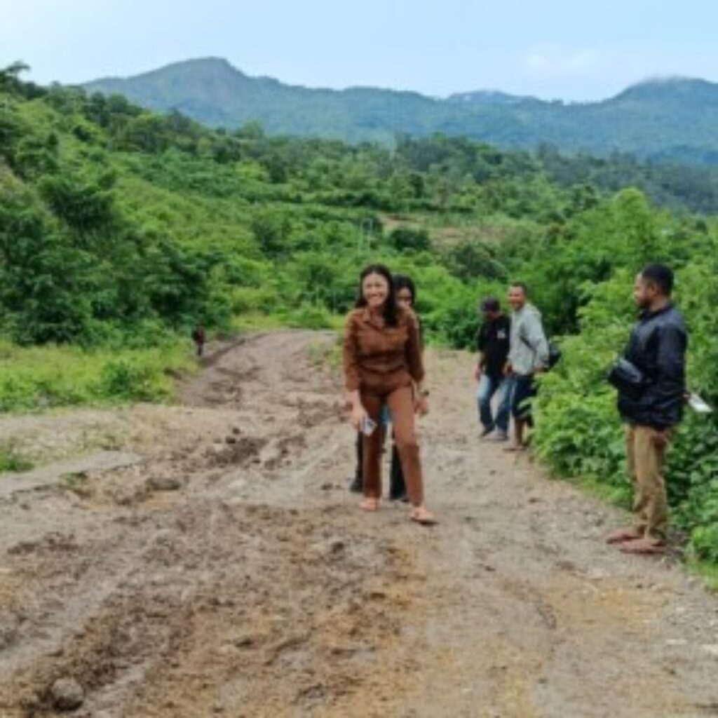 turun-tangan-di-tengah-hujan-wabup-kupang-temukan-jalan-babot-rusak-parah-sejak-2014