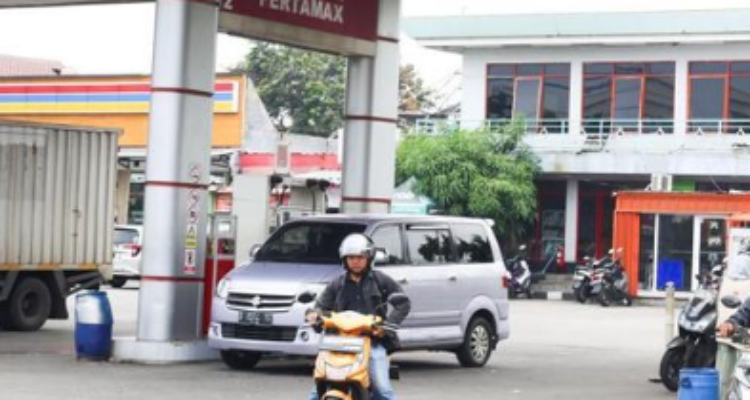 di-saat-harga-global-melonjak-pertamina-justru-tahan-bbm-siapa-yang-sebenarnya-diuntungkan