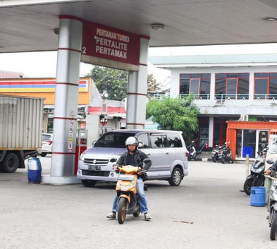 di-saat-harga-global-melonjak-pertamina-justru-tahan-bbm-siapa-yang-sebenarnya-diuntungkan
